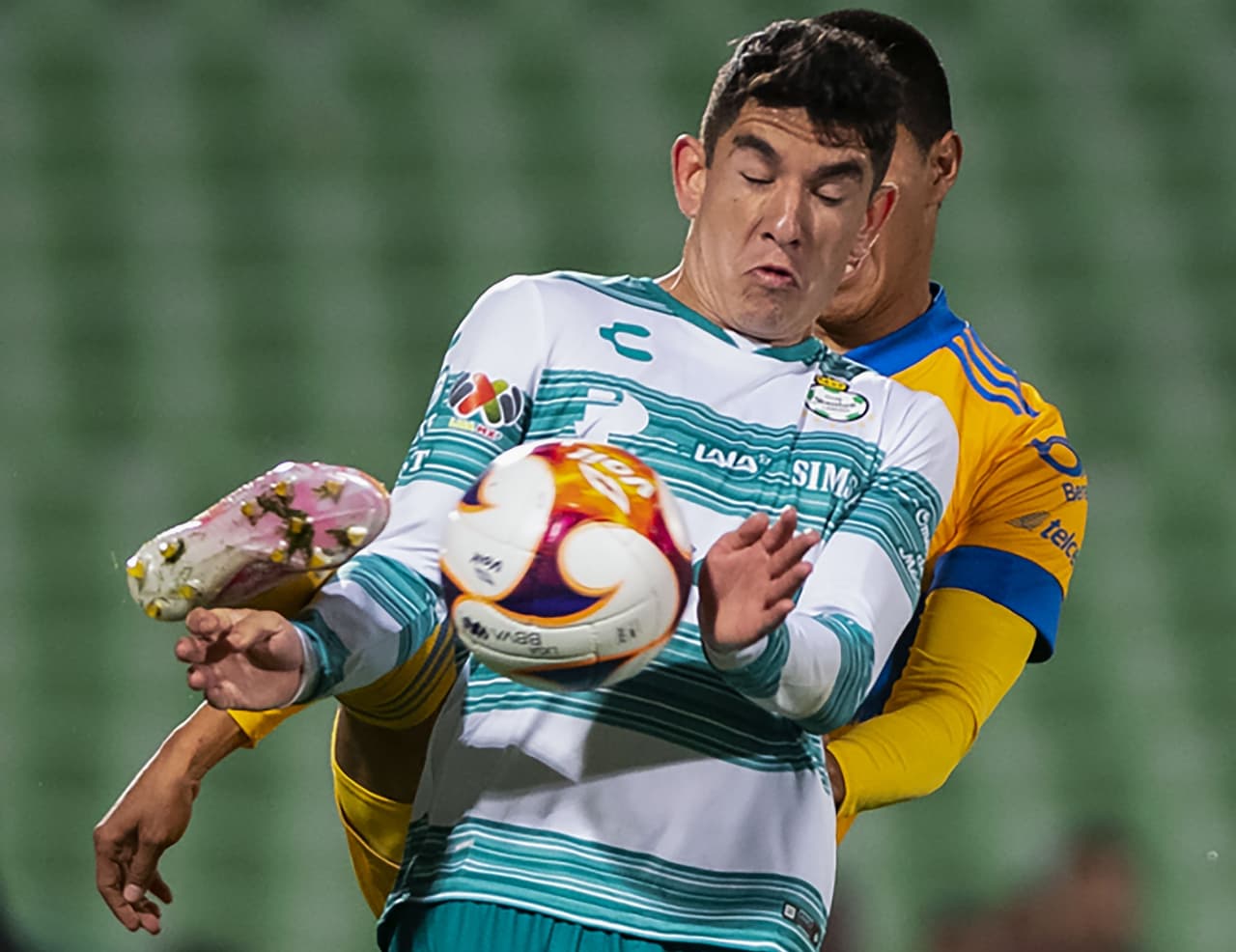 Juan Otero y Eduardo Aguirre son los encargados de la victoria a Santos 2-0 sobre los Tigres.