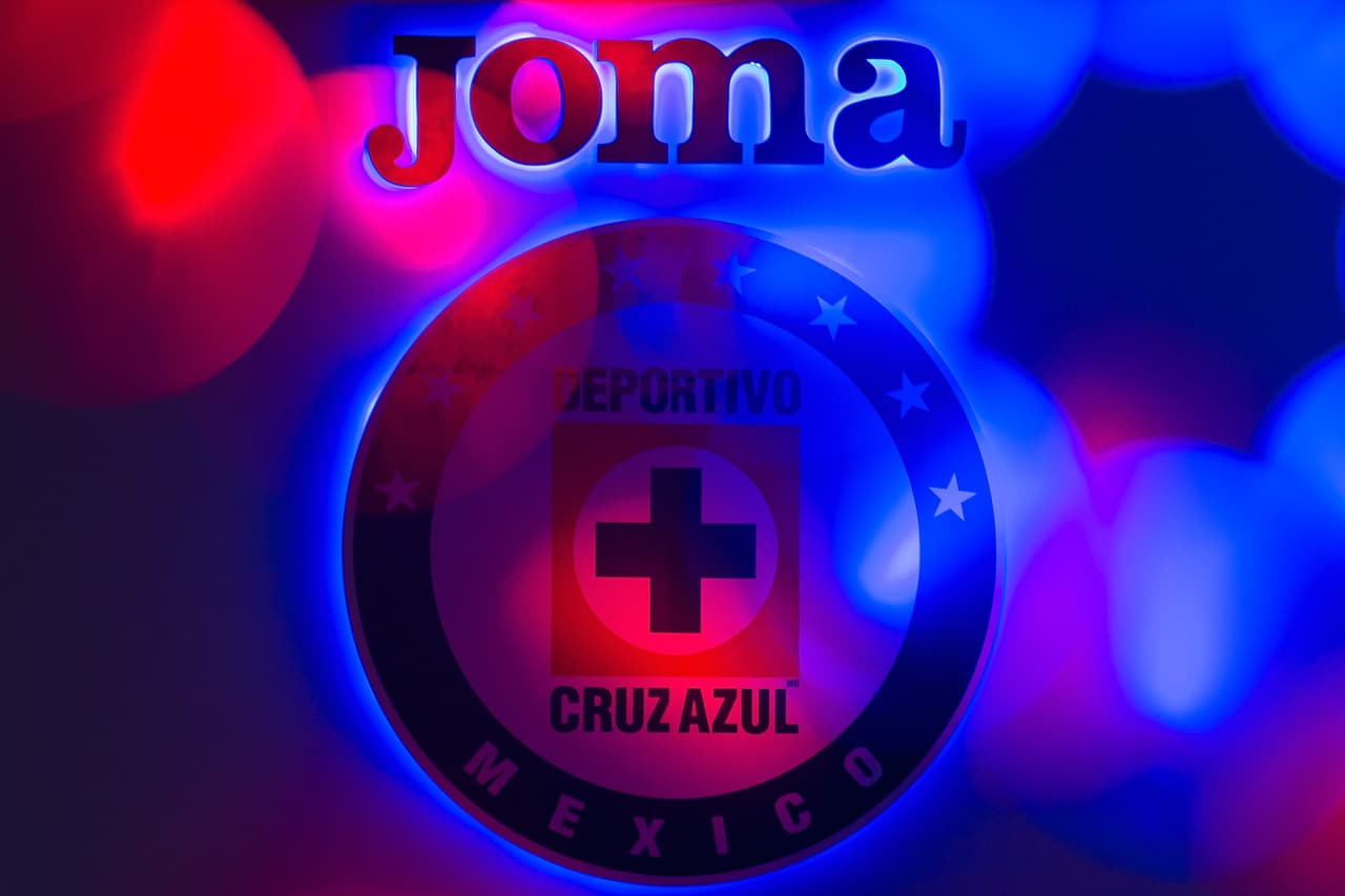 La noche del martes fueron presentados los nuevos uniformes del Cruz Azul. La Máquina usará de nuevo las prendas de la marca española Joma, tal y como lo hizo en el Clausura 2019. Las nuevas equipaciones del equipo celeste lucen muy bien y es altamente probable que resulten del completo agrado de la exigente afición cementera. Échenle un vistazo a las nuevas camisetas del equipo azul.