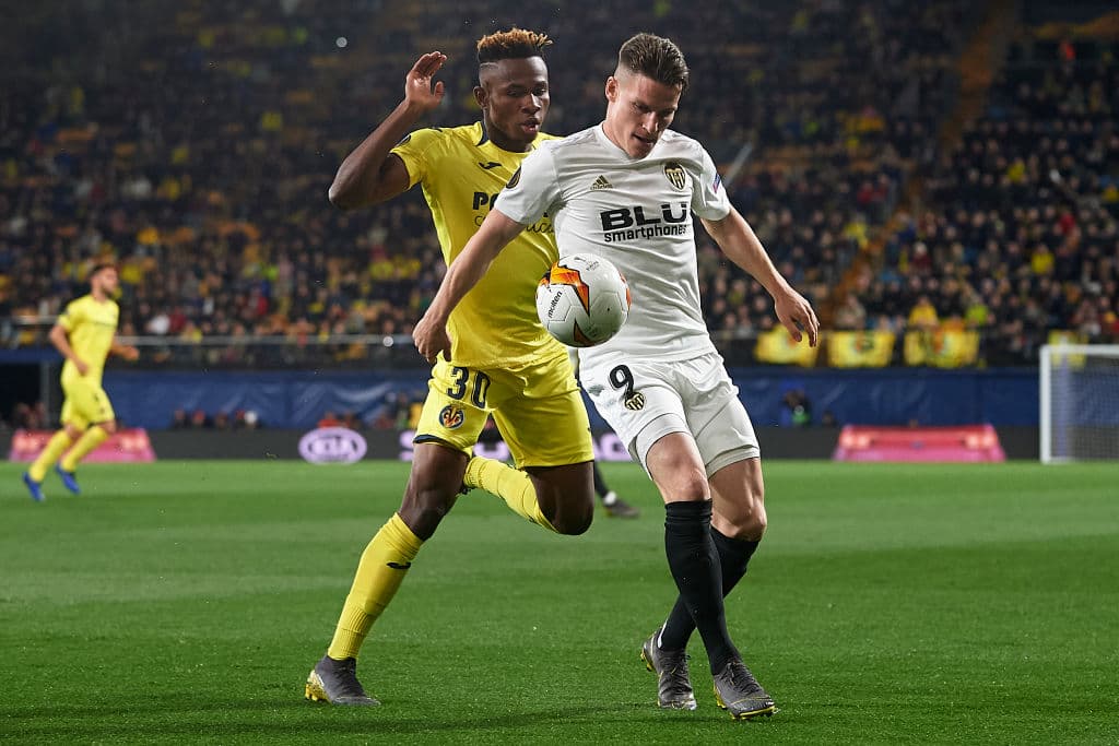 Samuel Chukwueze del Villarreal CF compite por el balón con Kevin Gameiro del Valencia CF en acciones de la primera mitad.