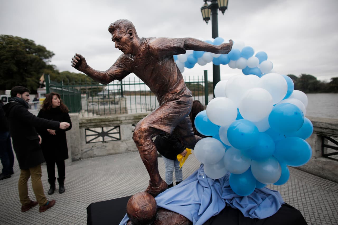 Otra estatua del astro argentino Lionel Messi decora un parque en Buenos Aires, Argentina.