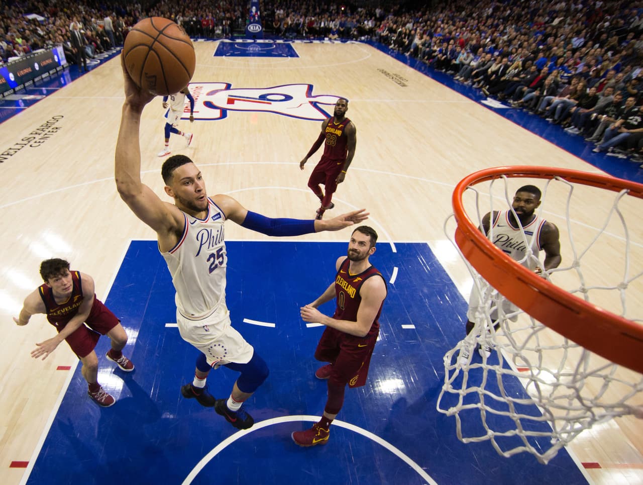 Ben Simmons: Pese a su corta edad ha asumido el rol de líder de los 76ers, este escolta puede disparar de cualquier lugar dentro de la media luna y también clavar la bola con autoridad.