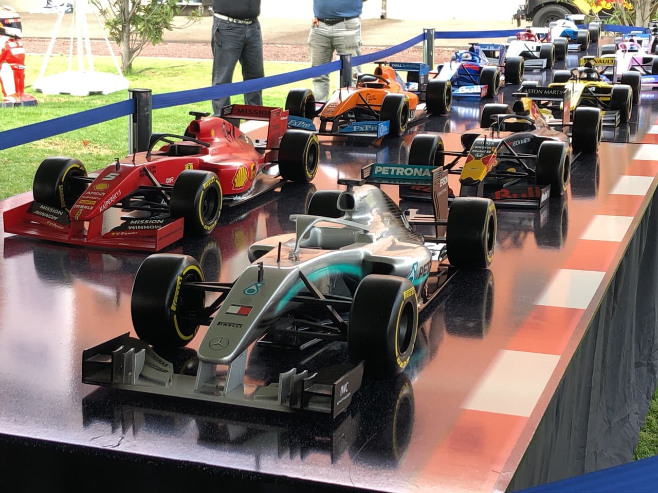 Max Verstappen y Alexander Albon, de la escudería Aston Martin Red Bull Racing estarán presentes para firmar autógrafos.