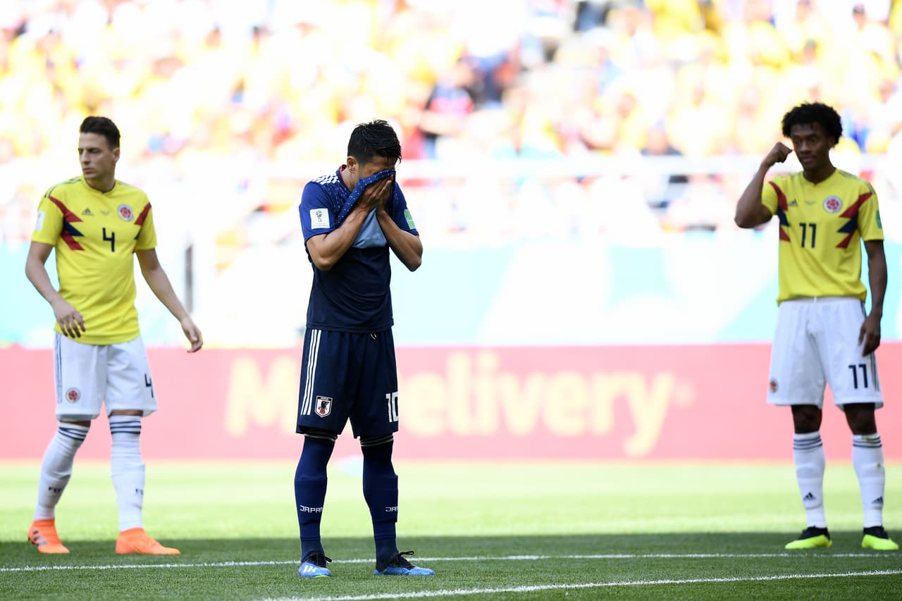 Ante la presión, Kagawa, quien remató a gol en un tiro que fue evitado con jugada ilegal, se preparaba para el cobro.