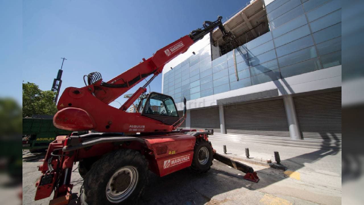 La obras en el Santiago Bernabéu continúan sin descanso durante la cuarentena. Destaca el desmontaje de la cubierta del estadio. En el fondo norte se ha desmontado toda la estructura metálica y se está desmontando sector a sector la cubierta rígida de la que ya prácticamente no queda nada.