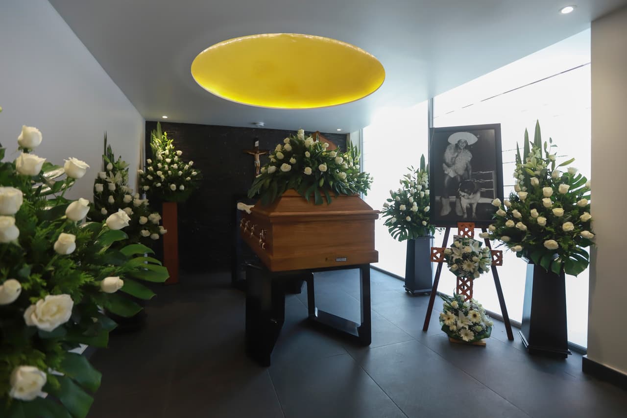 Los seres queridos del ex luchador Pedro "Perro" Aguayo, quien falleció a los 73 años de edad, estuvieron en el funeral de la leyenda de la lucha libre mexicana, celebrado en Gayosso.