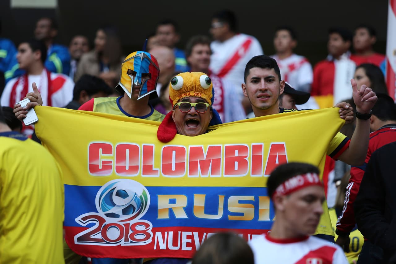 El ambiente en Lima tuvo a fanáticos peruanos y colombianos en medio de la expectativa de u partido clave para el futuro de ambos y del resto de equipos.