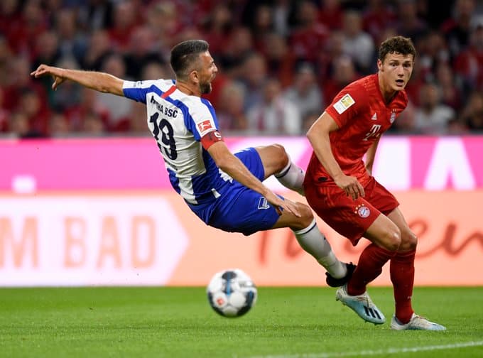 Lewandowski anotó doblete pero el conjunto bávaro no pasó del empate ante el Hertha en el arranque de la Bundesliga.