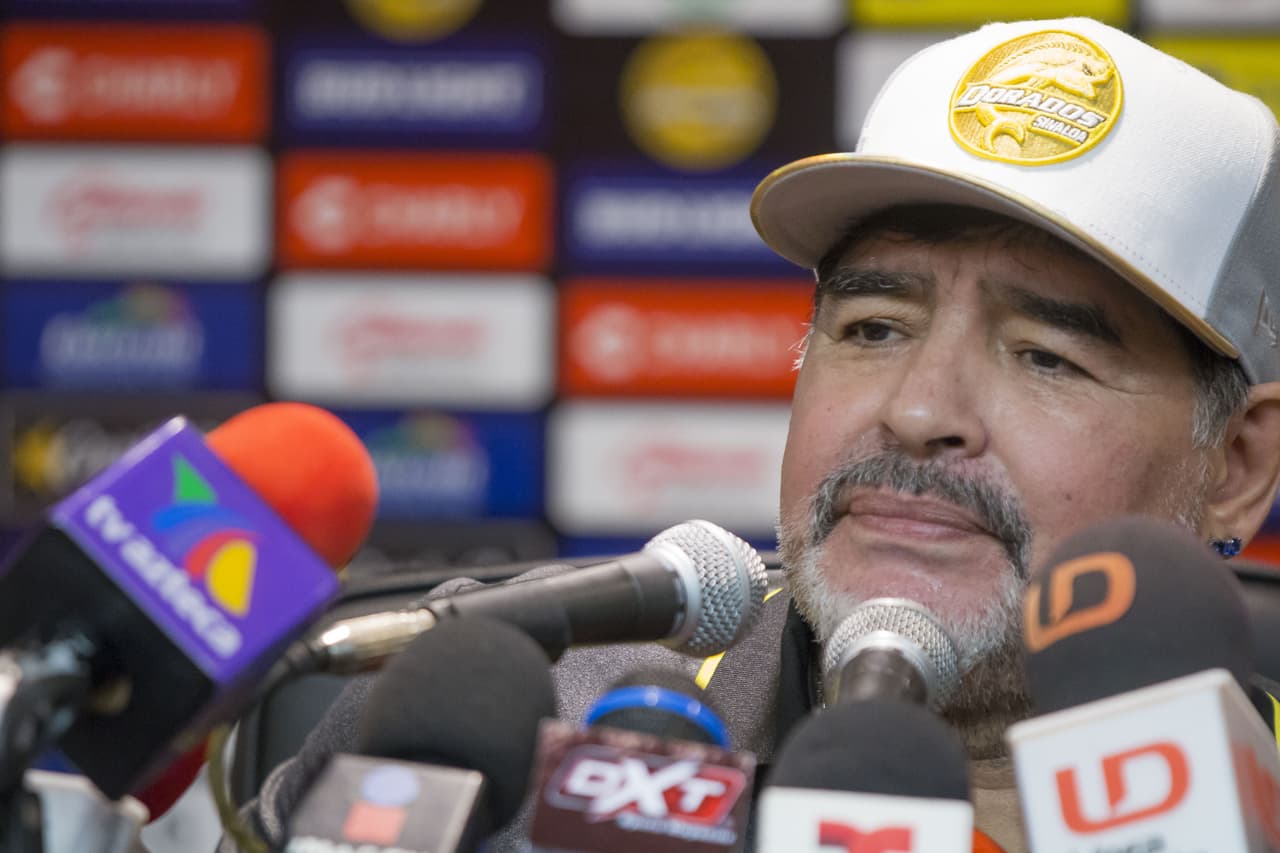 Sobre el final, tras invitar a un periodista a 
<b>"tomarse un vinito" </b>y antes de irse aplaudido, el Diego le pidió a los periodistas que en tres meses lo juzguen y allí les podrá decir: 
<b>"nos fue mal porque no trabajo a los defensas, a los mediocampistas, a los delanteros. Hace una semana llegamos y no hubo tiempo, afortunadamente ganamos, y lo ganamos bien.</b>