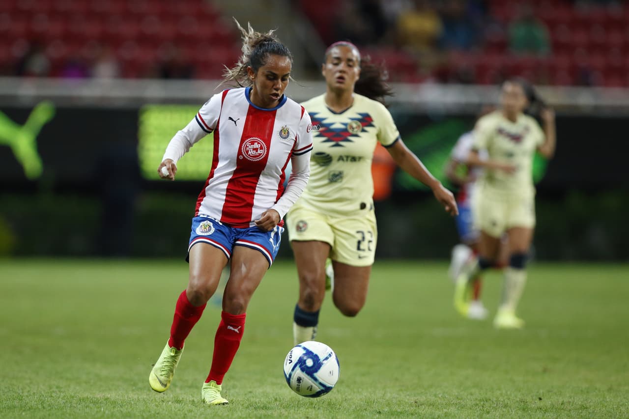 Con goles de Daniela Espinosa y Jennifer Muñoz, laságuilas se imponen 0-2 en su visita a las Chivas.