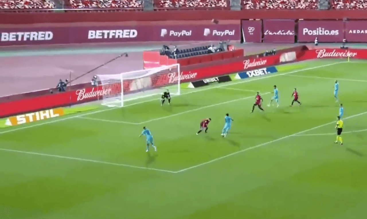 El gran secreto de Messi fue que condujo el balón con pie izquierdo y el defensa creyóo que saldrá a su perfil habitual, pero rompió el esquema.