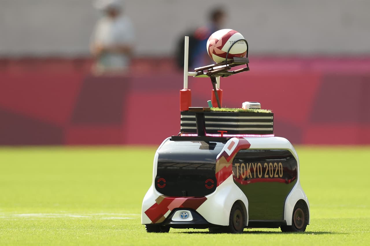 <b>Los juegos de los robots </b>
<br>
<br>Las competencias de rugby, lanzamiento de bala, jabalina, disco y martillo fueron asistidas por un aparato autónomo que se desplazaba graciosamente por el césped para buscar y llevar de regreso pelotas e instrumentos deportivos. Es el ‘robot de apoyo en el campo’, 
<a href="https://www.npr.org/sections/tokyo-olympics-live-updates/2021/07/30/1022984439/say-hello-to-the-tokyo-olympic-robots"><u>diseñado para agilizar las competencias</u></a> y creado a partir de un convenio entre los organizadores de Tokio 2020 y Toyota.
<br>
<br>Otros robots vistos en los juegos fueron las mascotas de alta tecnología Miraitowa y Someity. Fueron diseñadas para saludar y ofrecer información al público, un trabajo que quedó opacado por la pandemia. Otro artefacto automatizado de Toyota lanzó
<a href="https://www.stripes.com/theaters/asia_pacific/2021-08-01/toyota-robot-basketball-tokyo-olympics-2405105.html"><u> pelotas de baloncesto</u></a> y divirtió a los pocos asistentes a los partidos. 
<br>