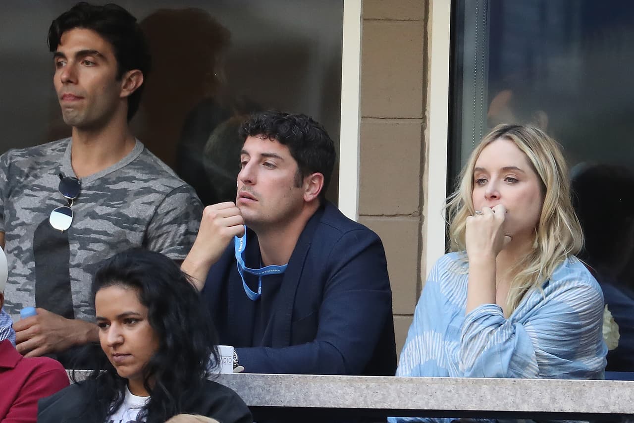 ¿Recuerdan American Pie? Su protagonista Jason Biggs con su esposa Jenny Molien estuvieron en uno de los palcos del estadio.