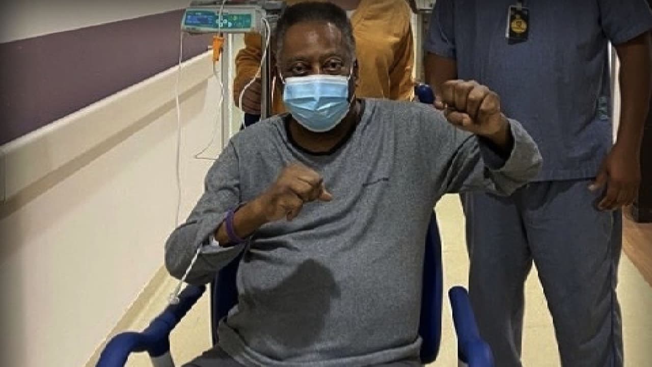 Pelé celebra recuperación con emotivo mensaje y los brazos al aire