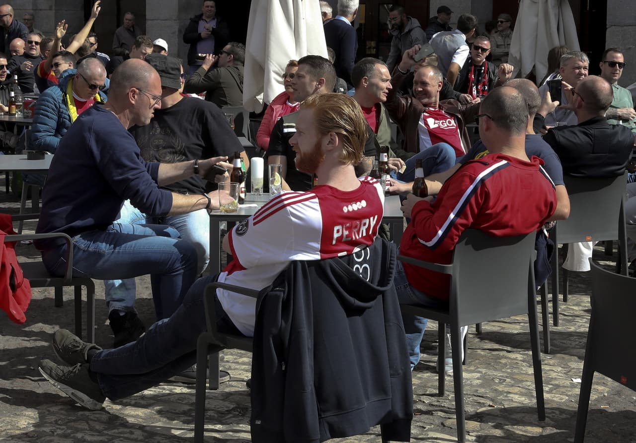 La intensidad de los hinchas de Real Madrid se sintió en el estadio Santiago Bernabéu, mientras los de Ajax llegaron a sitios como la Puerta del Sol y la Plaza Mayor en las calles de la capital española para el juego de vuelta de los Octavos de Final de la Champions League.