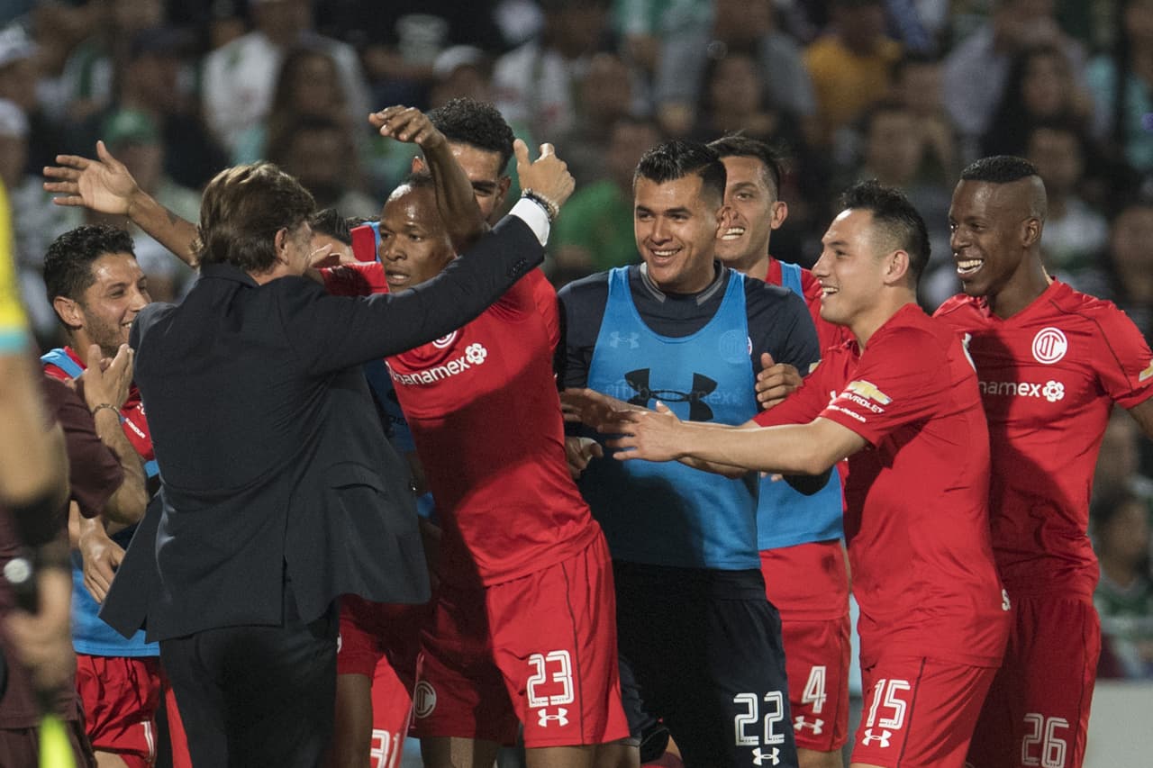 El abrazo de Quiñónes con el argentino Hernán Cristante era la postal del partido hasta ese momento.