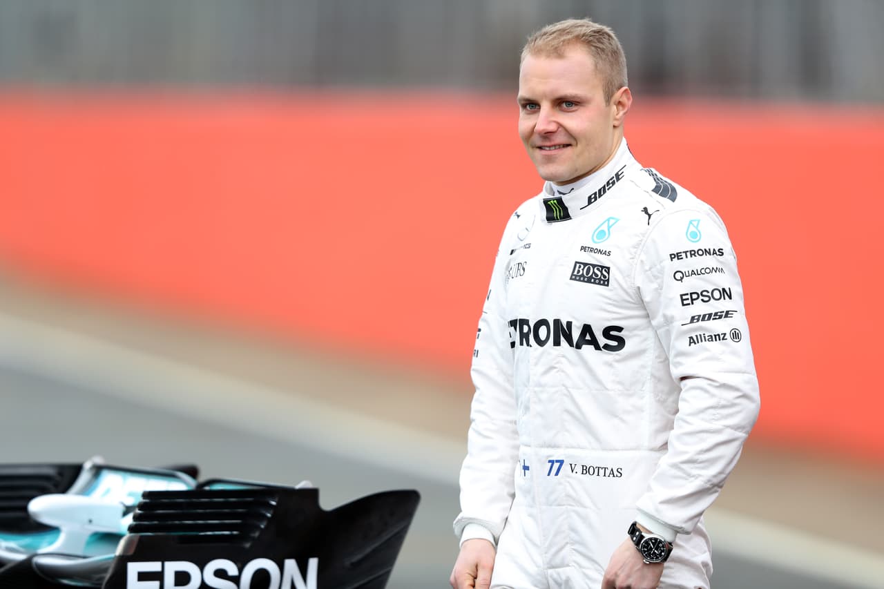A fines de 2016 el reciente campeón Nico Rosberg sorprendió al mundo entero con el anuncio de su retiro de la Fórmula 1. Para su reemplazo, la escudería convocó al finlandés 
<b>Valtteri</b> 
<b>Bottas</b>, quien corría en Williams desde su debut en la categoría en 2013.