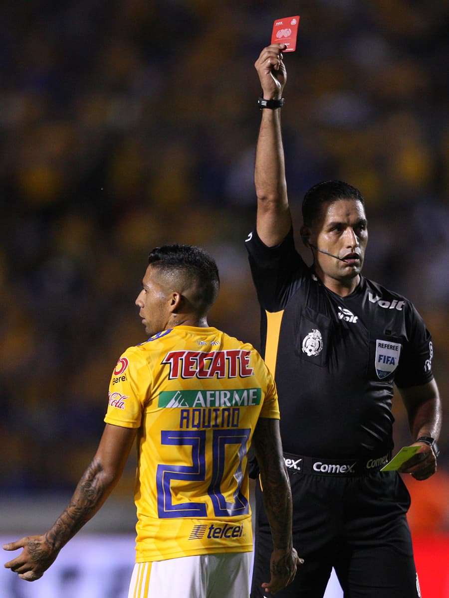 Javier Aquino vio la roja al minuto 70 luego de reclamarle al árbitro, por lo que Tigres acabó el partido con nueve jugadores en el campo.