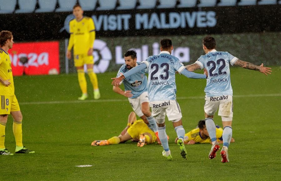 Celta de Vigo no tiene piedad y golea a Cádiz 4-0. Nolito abrió el marcador al minuto 6, seguido de Iago Aspas y Fran Beltrán. La cereza en el pastel fue de Brais Mendes y así fue cómo se llevaron los tres puntos en la Jornada 13 de LaLiga.