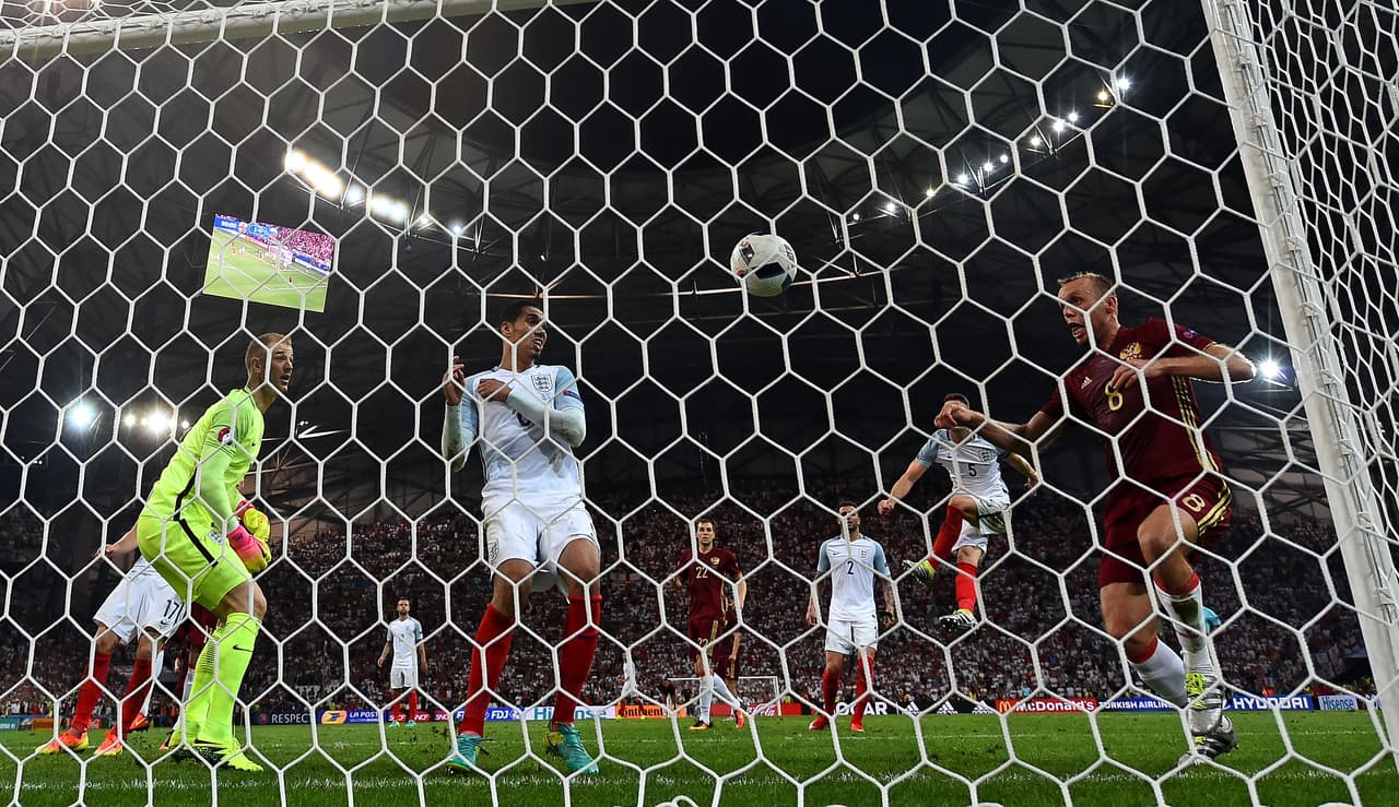 Con lo que no contaba Inglaterra era con un cabezazo certero de Vassily Berezutski, el defensor se agregó al frente al minuto 93 para empatar con un cabezazo.