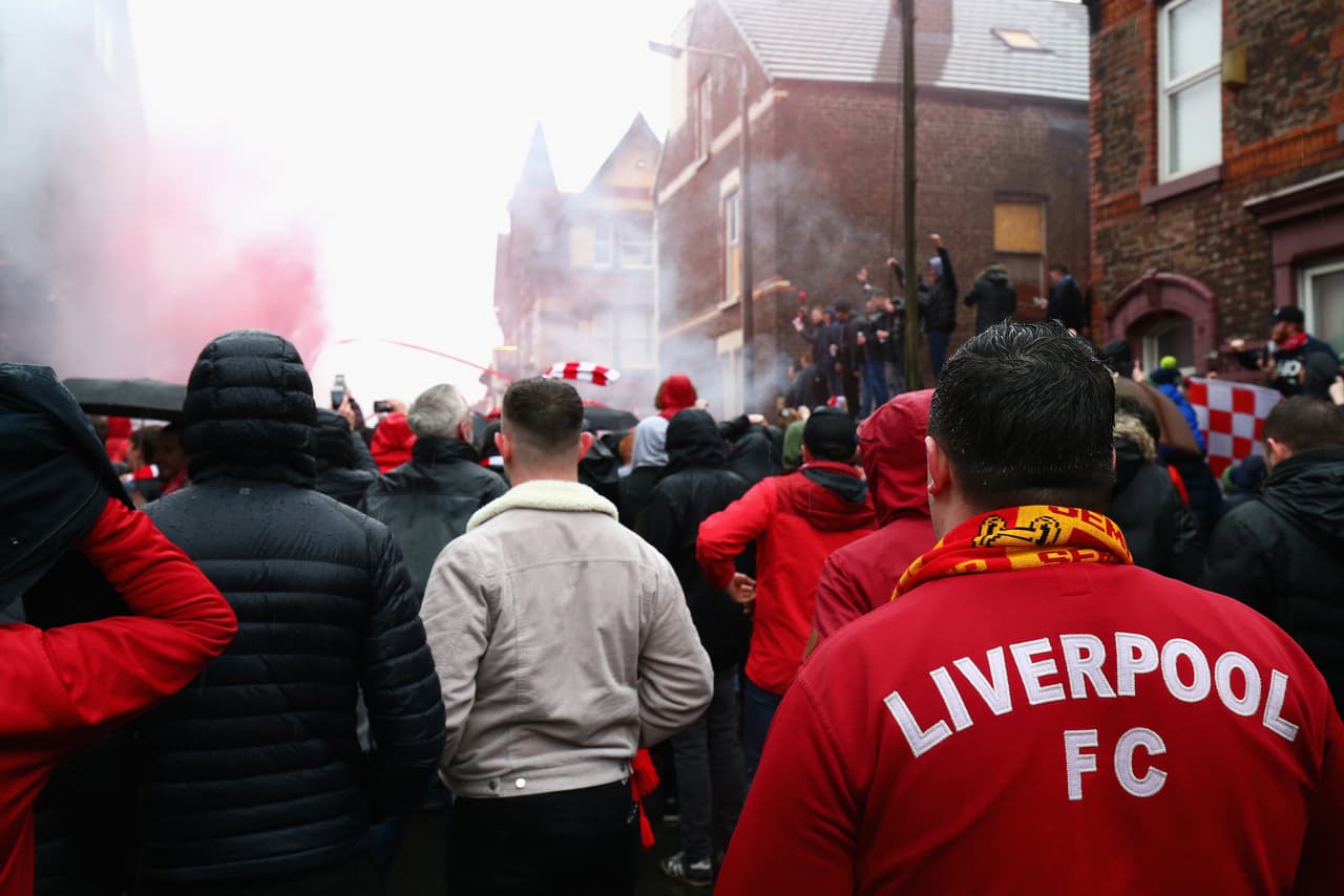 El cielo se vistió de fiesta en las calles de Liverpool, que con la presencia de los hinchas del equipo tuvieron la alegría previa al partido de ida de las semifinales de Champions League contra Roma.