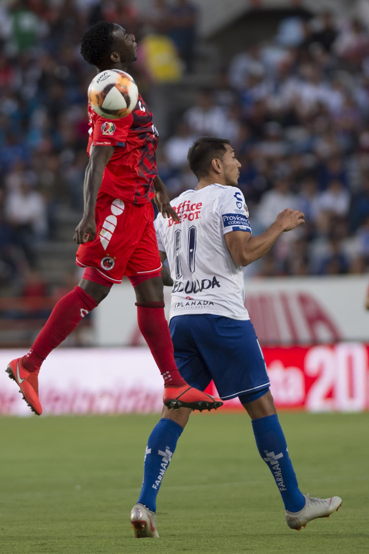 Al jugador ecuatoriano le costó bastante cada balón aéreo.