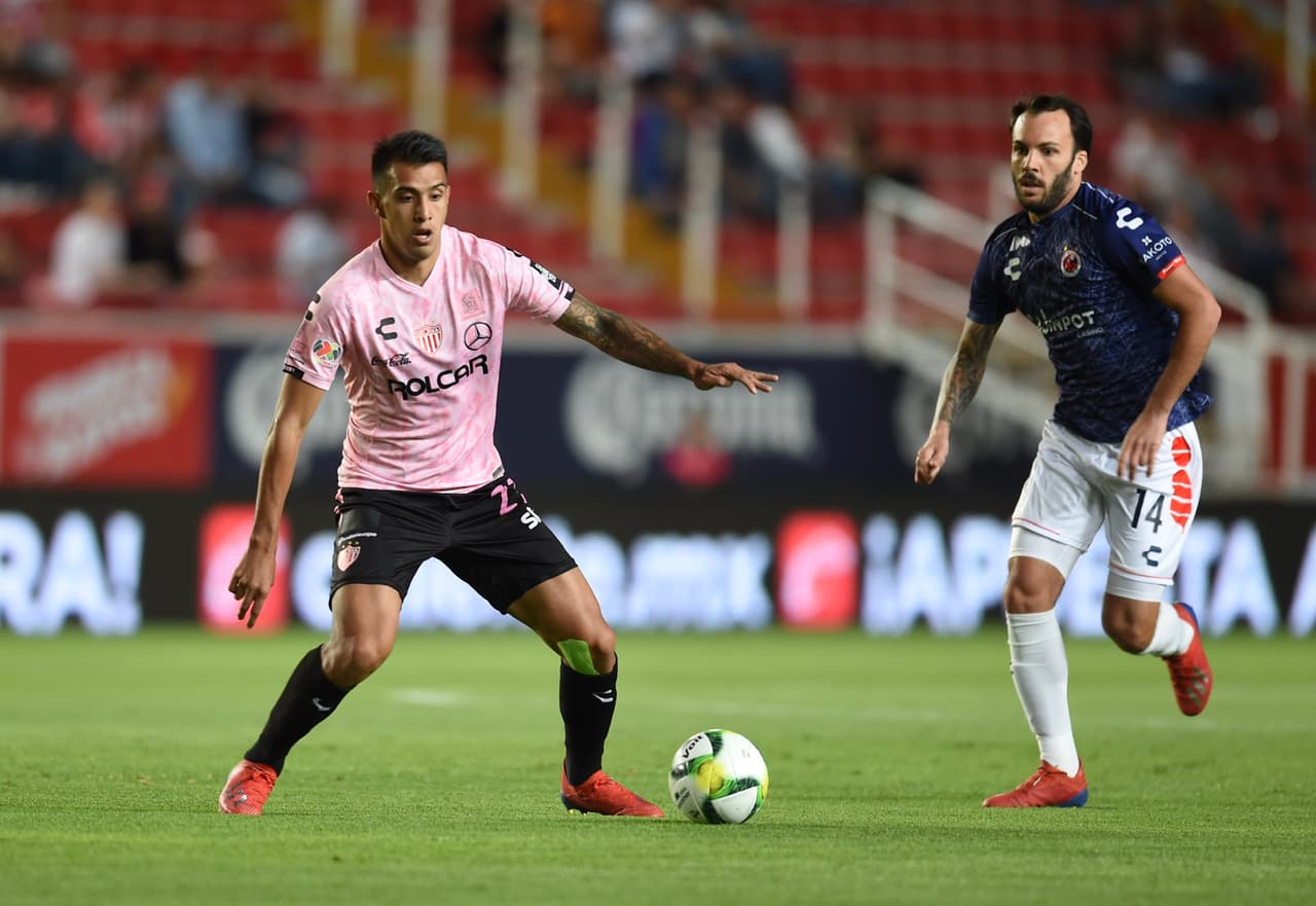 Los primeros minutos del partido fueron dominados por los Rayos en cuanto a la posesión del balón pero el juego se encontraba nivelado.