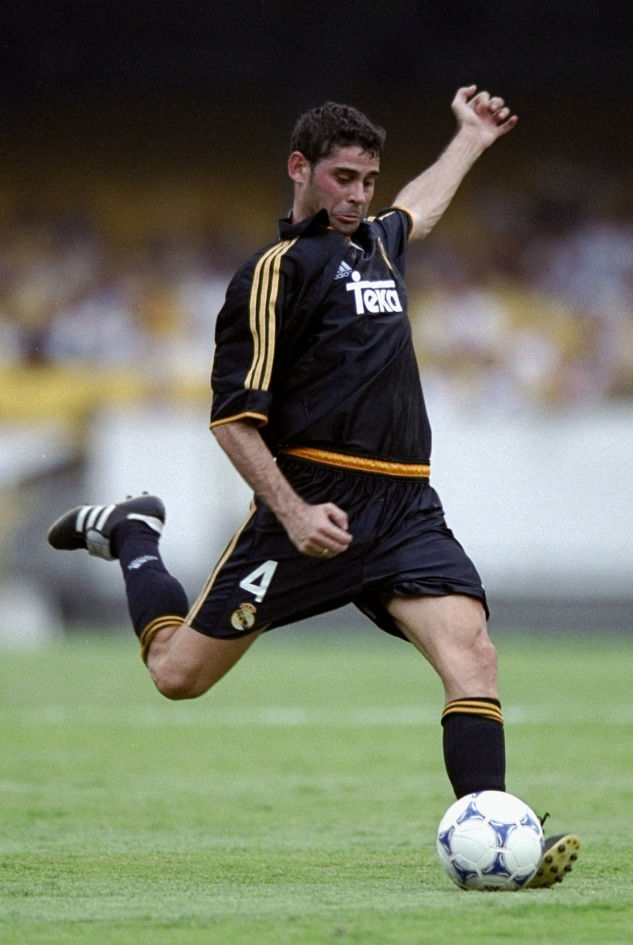 A su lado en la defensa estaba Fernando Hierro, hombre fuerte en la defensa que luego dería el gran líder del equipo blanco en la etapa de los 'Galácticos'.