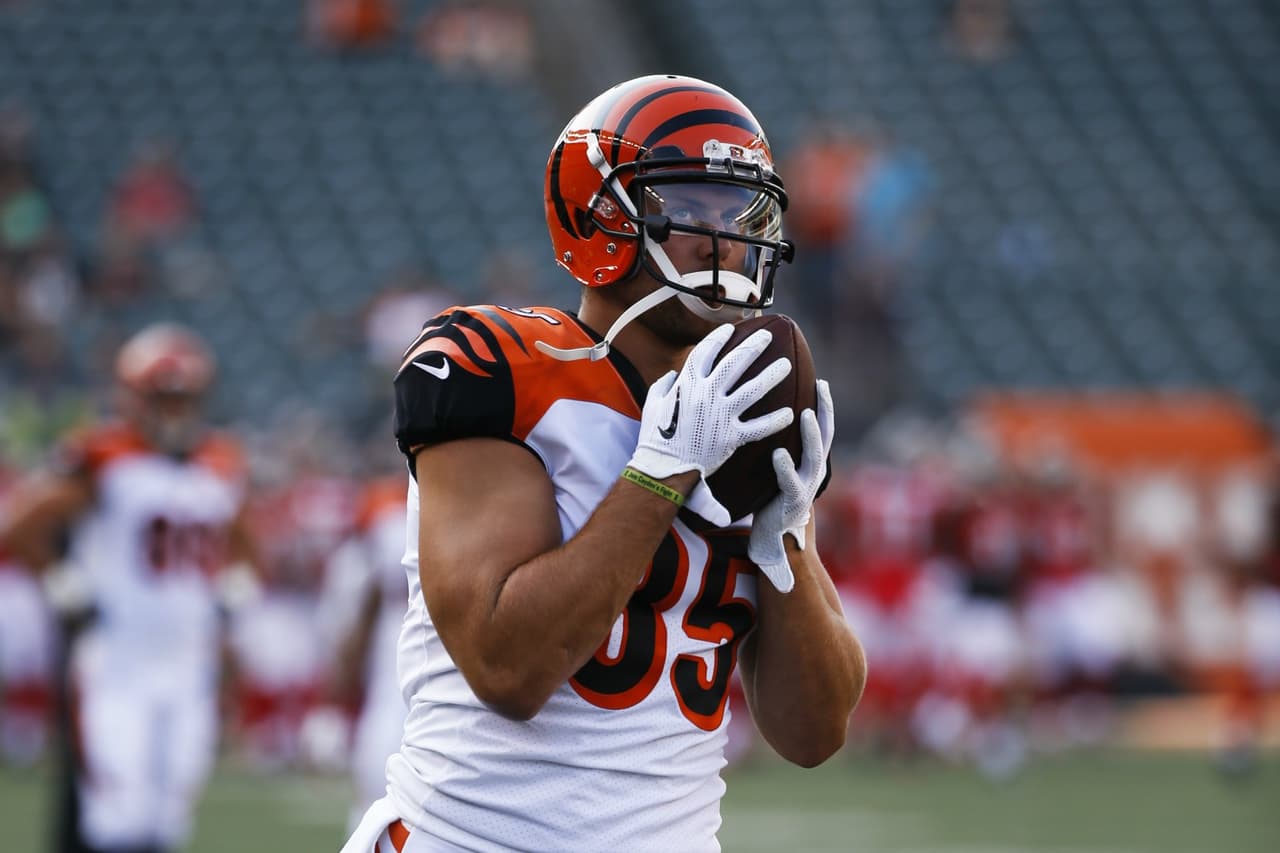 6. Tyler Eifert | Cincinnati BengalsEifert tuvo muchos problemas de lesiones en 2016 y sólo jugó ocho partidos, pero anotó en cinco ocasiones y tuvo actuaciones sobresalientes. Se declaró sano al 100 por ciento para esta temporada, por lo que Andy Dalton tendrá a uno de sus blancos favoritos en la zona roja.