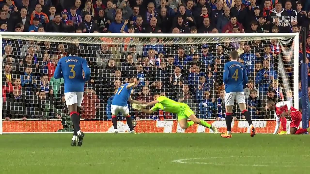 ¡CERCA! Scott Arfield disparó que se estrella en el poste.