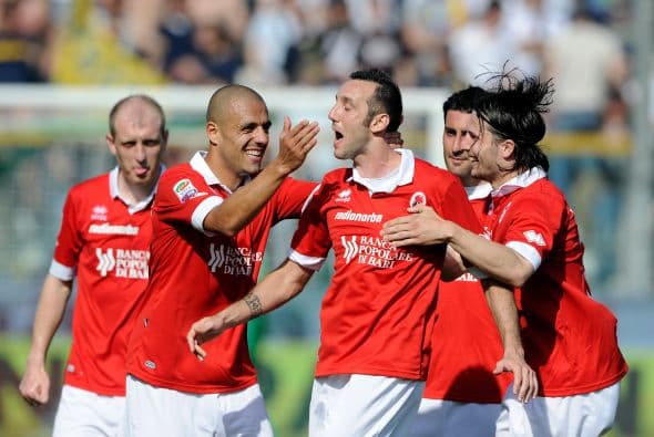 Alessandro Parisi puso en ventaja al Bari, que está urgido de puntos al ocupar el último puesto de la tabla.