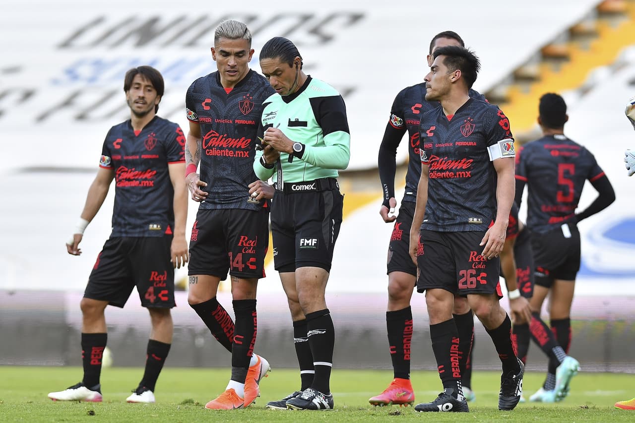 En el último suspiro del partido los Gallos Blancos rescataron el empate ante el Atlas.
