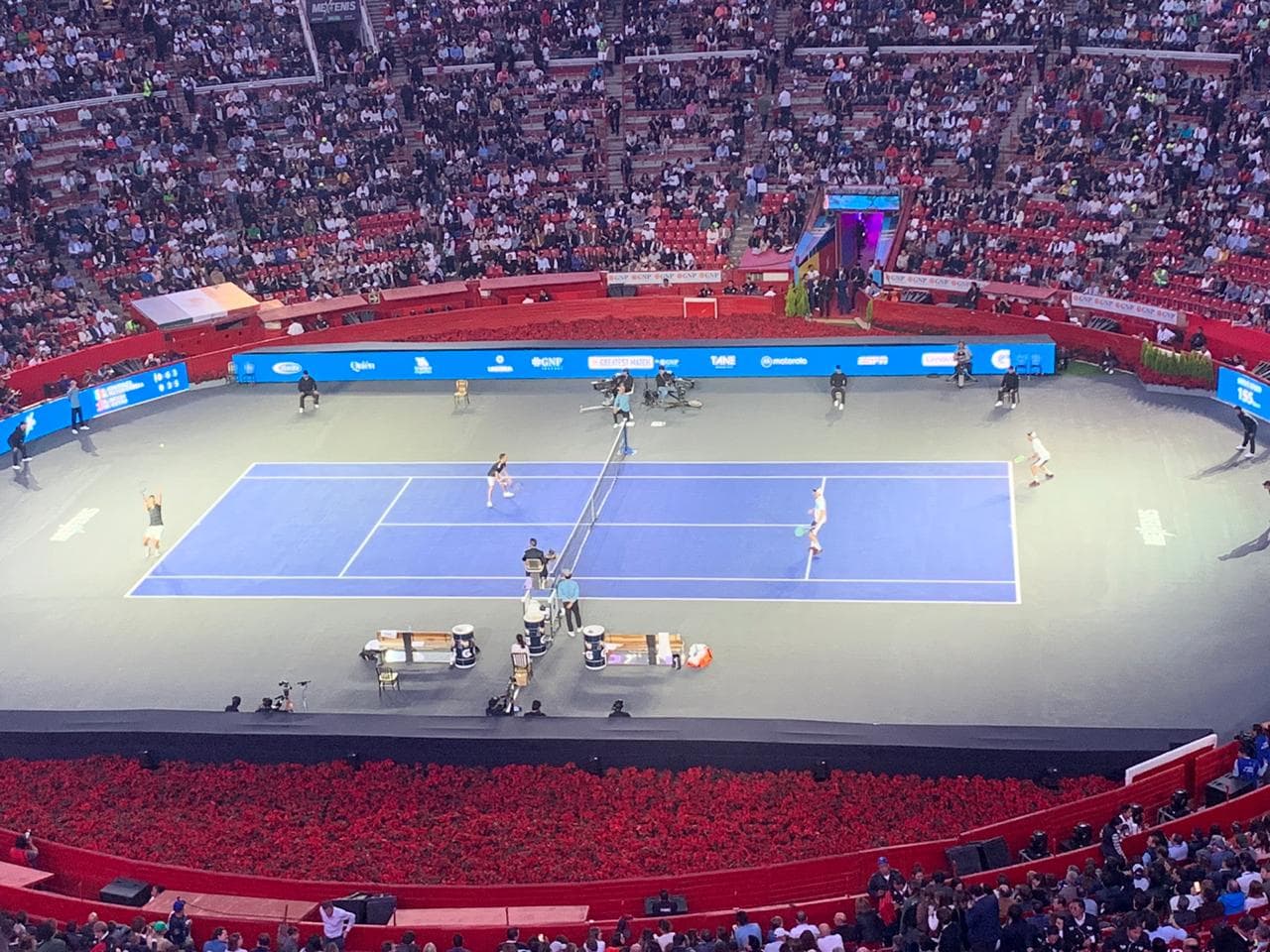 Hay de todo y para todos en las inmediaciones de la Monumental: chistorra, paella, juegos, souvenirs... ¡el ambiente es insuperable!