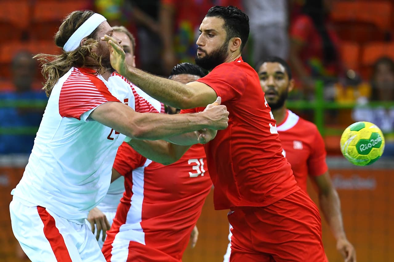 En el handbol hay quienes se preocupan por el balón y hay otros que esa es la menor de sus preocupaciones.