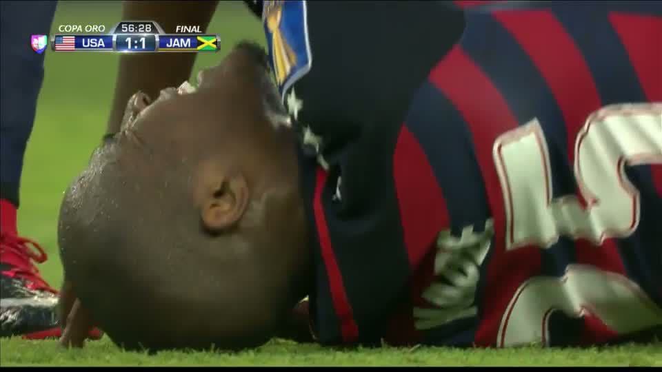 Tarjeta amarilla. El árbitro amonesta a Ladale Richie de Jamaica