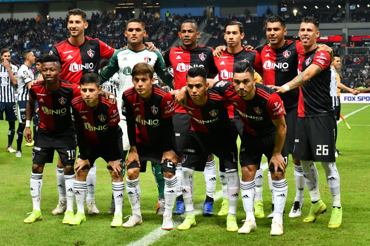 El equipo rojinegro inició con estos futbolistas en su última aparición durante el 2018.