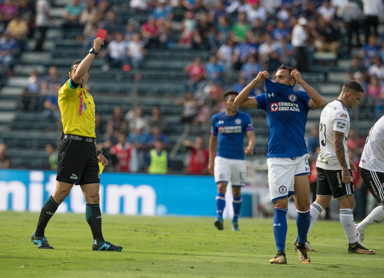 Al minuto 30, Omar Mendoza complicó el panorama al irse expulsado por segunda amarilla.