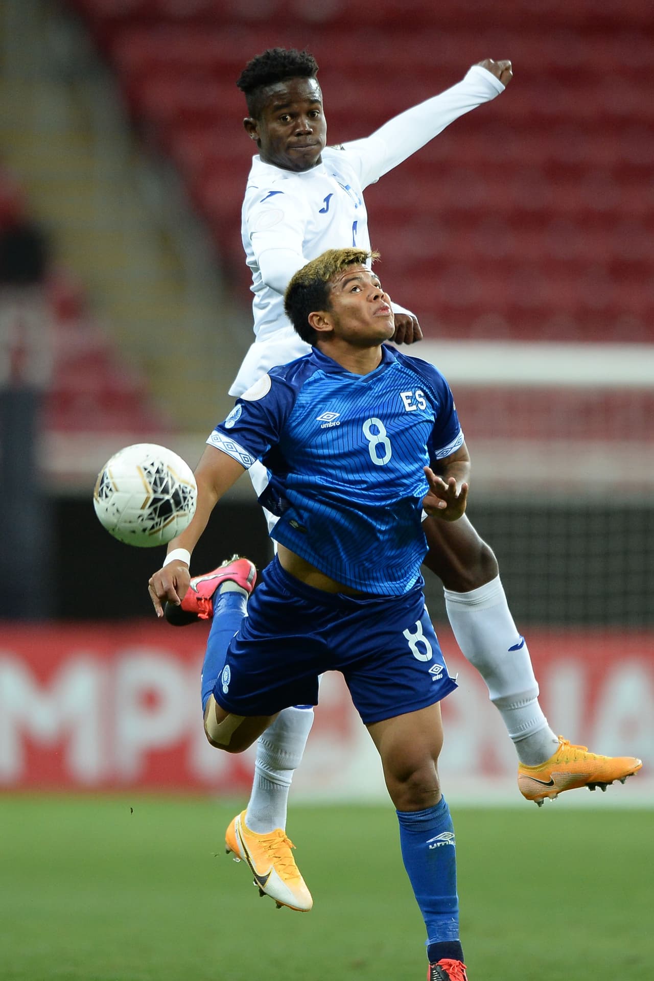Marvín Márquez y Douglas Martínez fueron los encargados de anotar en el entretenido empate entre la selección de El Salvador y Honduras.