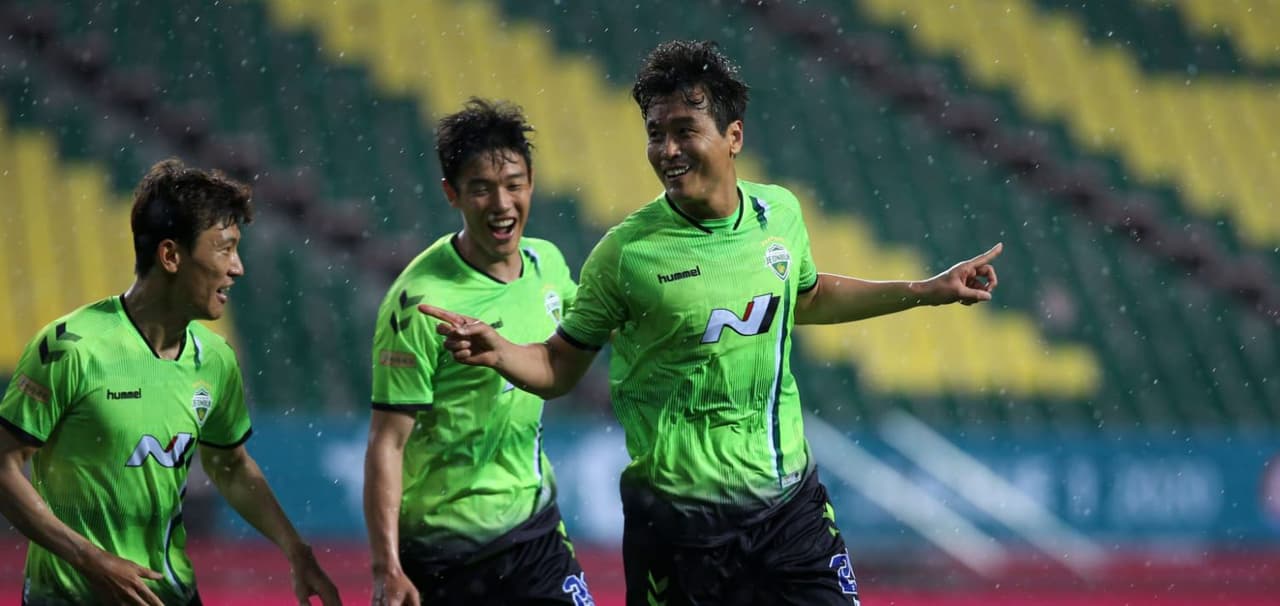 Vuelve el futbol con estrictas medidas y festejo de gol a distancia