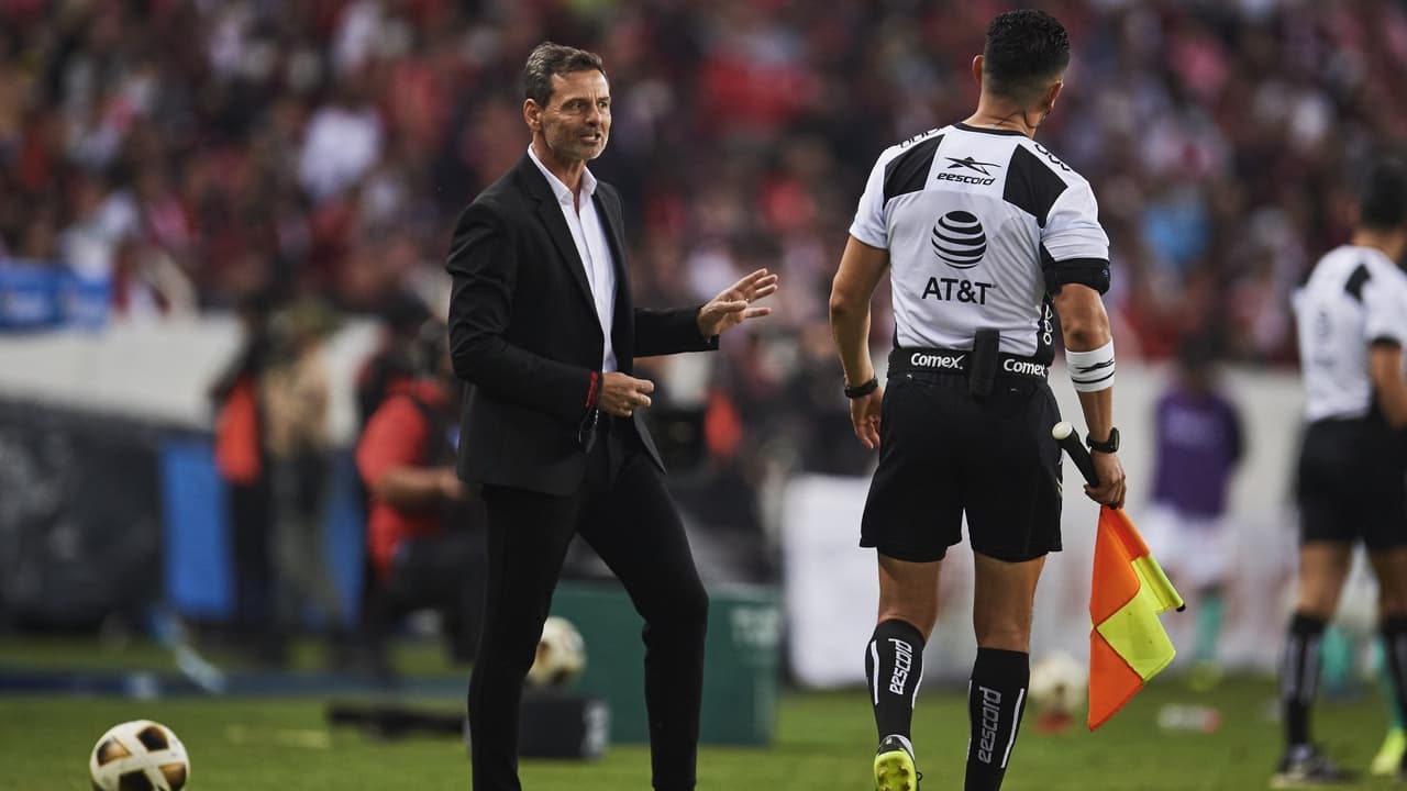 Diego Cocca da instrucciones en la final Atlas vs León