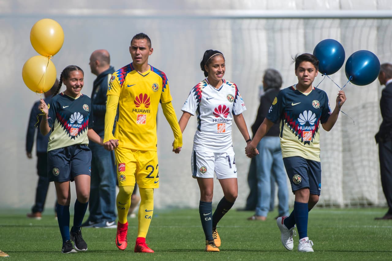Las Águilas, tanto el equipo varonil y femenil, convivieron con los aficionados y se tomaron la foto oficial con ellos en el Estadio Azteca.