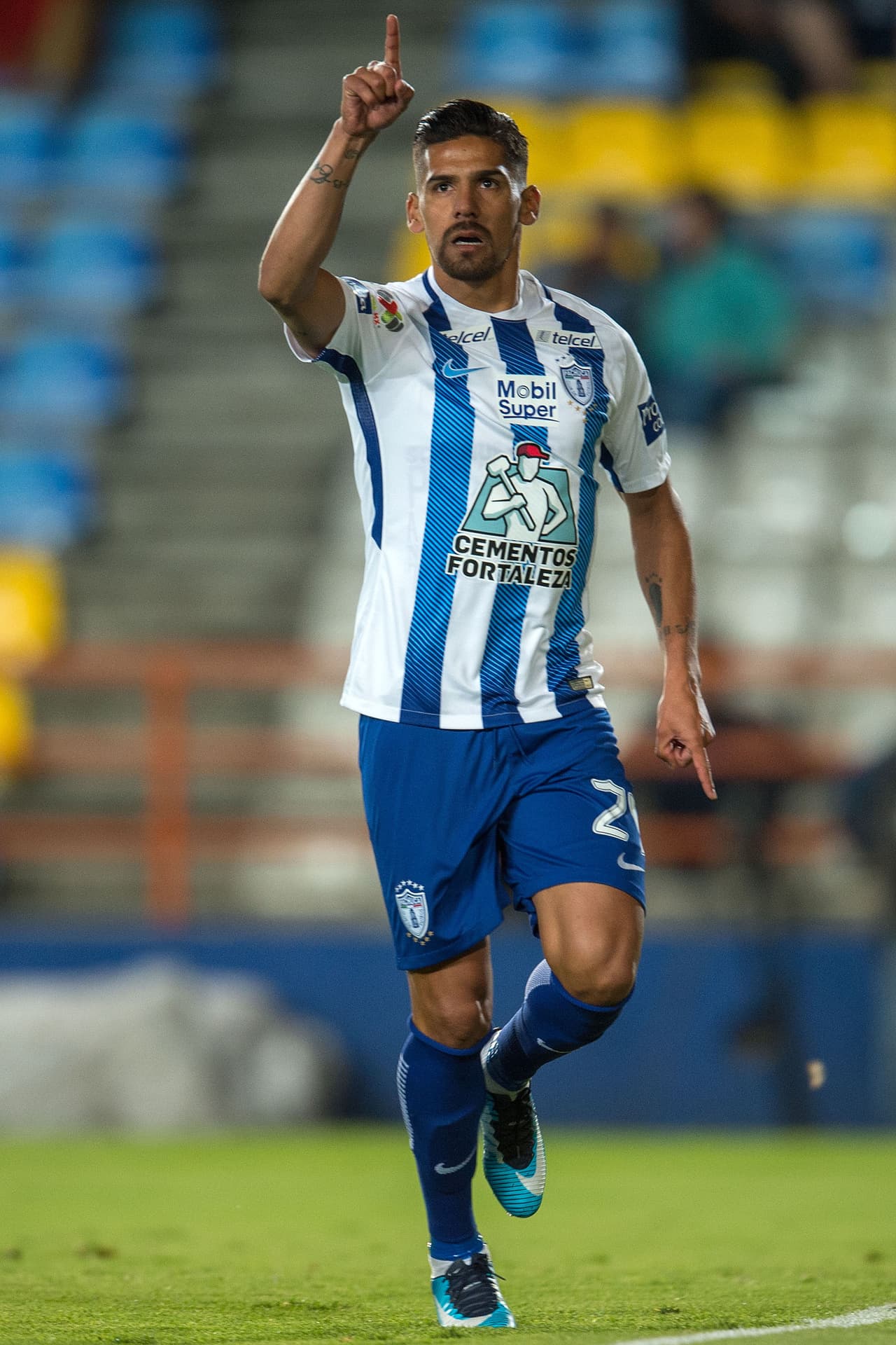 El gol llegó por la via penal. Jara cobró su disparo pegado al poste dejando inmovilizado al portero rival.