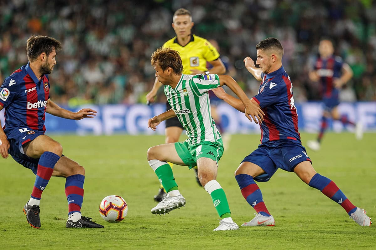 La marca en el centro del campo impidió que el ataque del Betis pudiera rendir frutos.