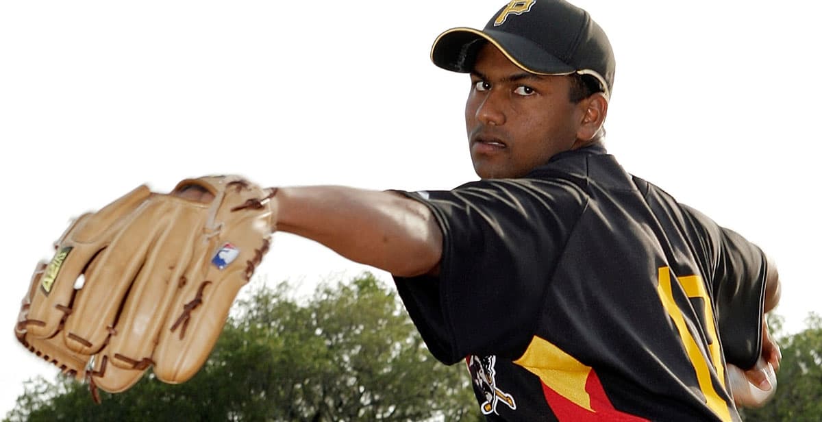 Es posible que en la foto no se note, pero el pelotero de la India, Rinku Singh, mide 1.88 metros de altura y se convirtió en luchador.