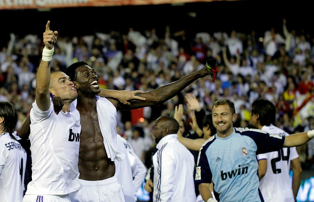 Emmanuel Adebayor. Fue ídolo en el Arsenal, luego odiado cuando jugó en el Manchester City y el Tottenham. Ganó una Copa del Rey con el Real Madrid, cuando salió a préstamo pedido por Mourinho.