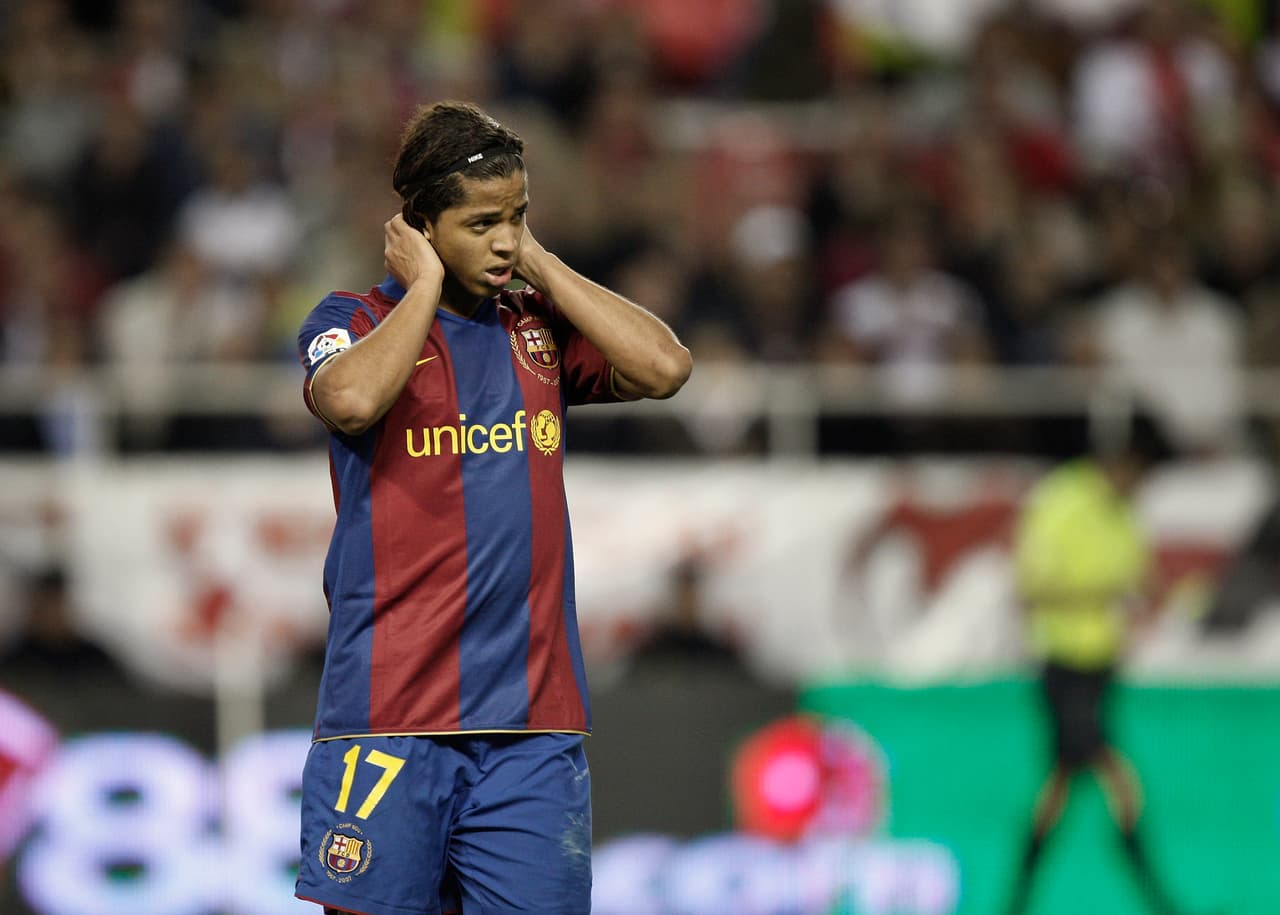 Sin poder hacerse con un lugar en el primer equipo, Gio salió en préstamo al Tottenham, Ipswich Town, Galatasaray, Racing de Santander y Mallorca. Luego fue comprado por el Villarreal.