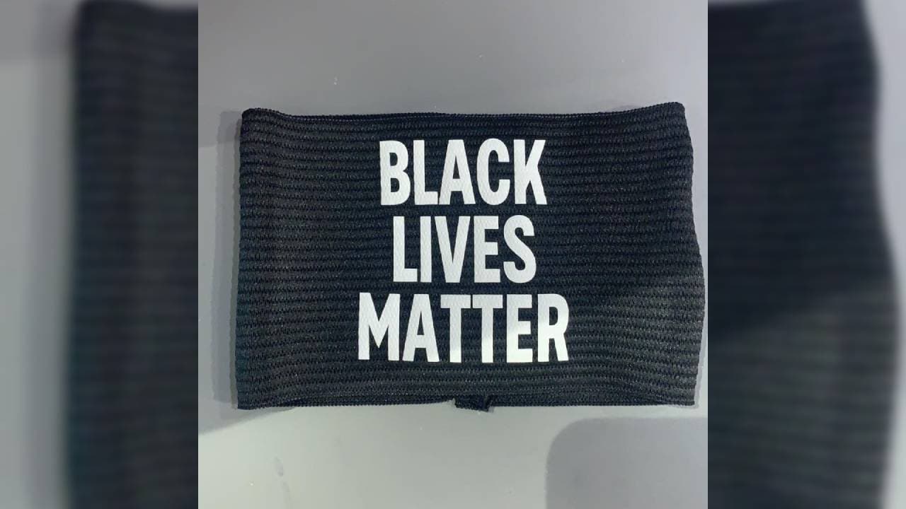 Durante el calentamiento previo al cotejo ante Leverkusen, portaron camisetas con las etiquetas #RotgegenRassismus y #BlackLivesMatter. “La muerte de George Floyd y las imágenes de EEUU nos conmocionan a todos”, publicó Herbert Hainer, presidente del Bayern Munich.