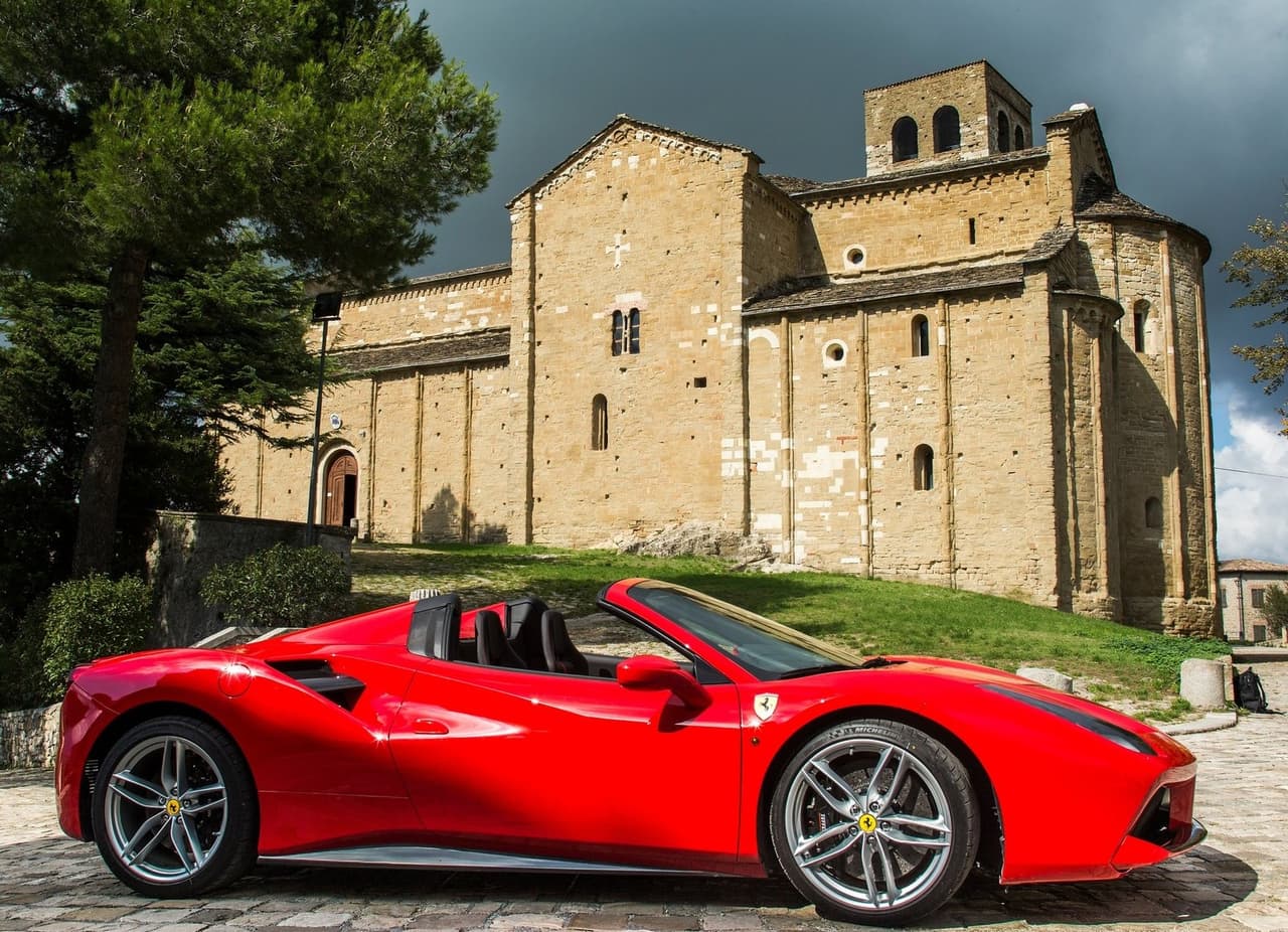 El Ferrari 488 Spider tiene una etiqueta que ronda los 350,000 dólares. El deportivo es uno de los más usado por el jugador para movilizarse por las calles de Madrid.