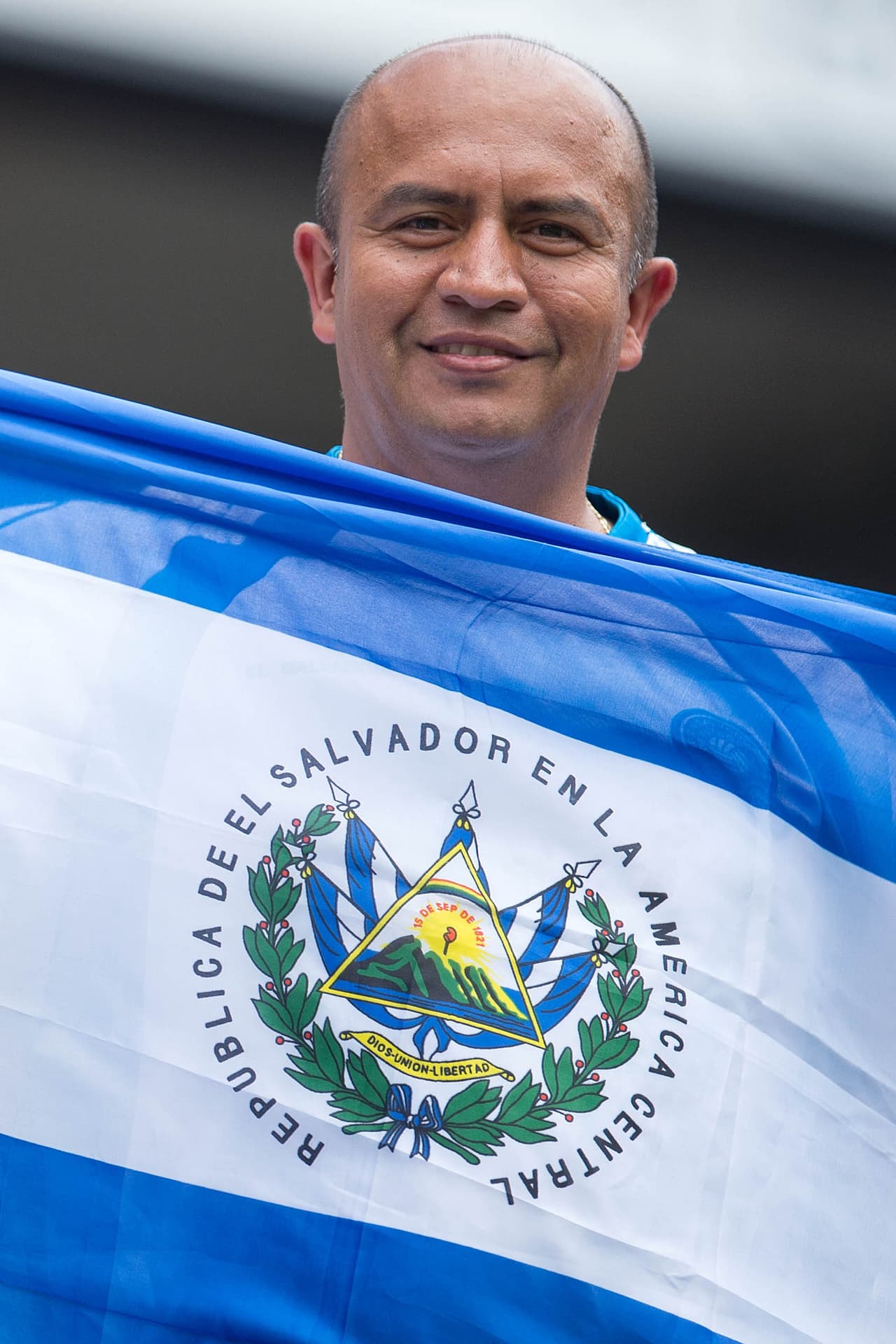 Horas antes del duelo entre México y El Salvador, los aficionados empezaron a hacer su partido en el estacionamiento del Qualcomm Stadium de San Diego, una fiesta llena de música y camaradería entre las dos naciones.