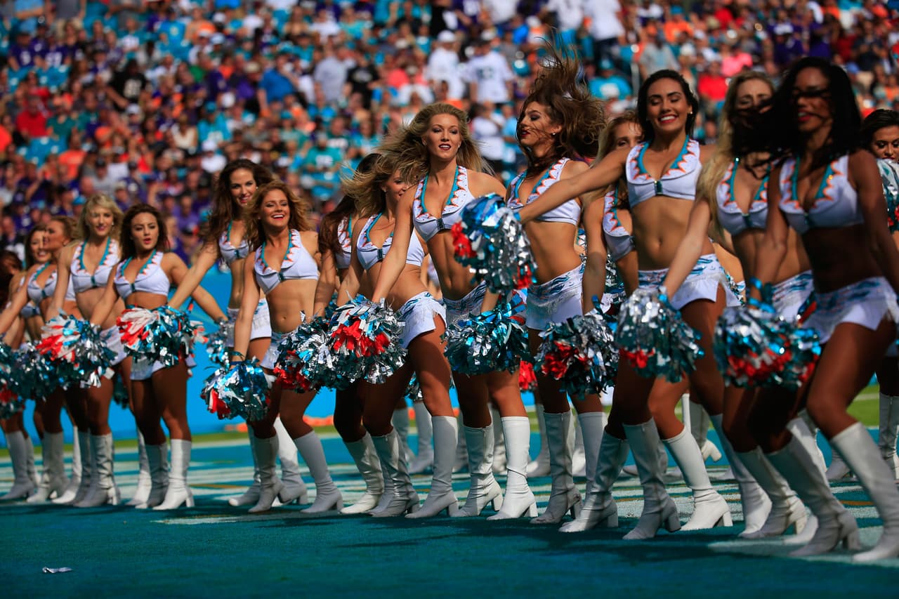 Abrigadas, con faldita, con pantalón, ¡ellas siempre lucen sensacional! Checa a las bellezas de la Semana 13 de la NFL.
