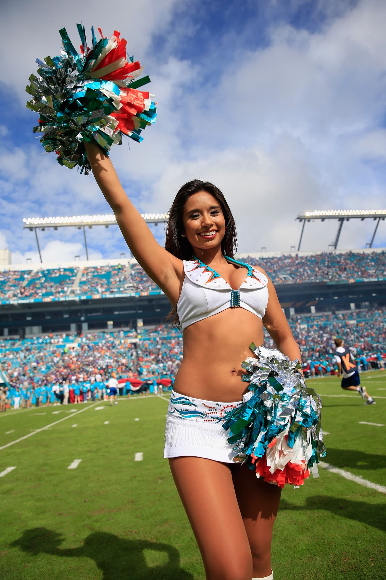 Abrigadas, con faldita, con pantalón, ¡ellas siempre lucen sensacional! Checa a las bellezas de la Semana 13 de la NFL.